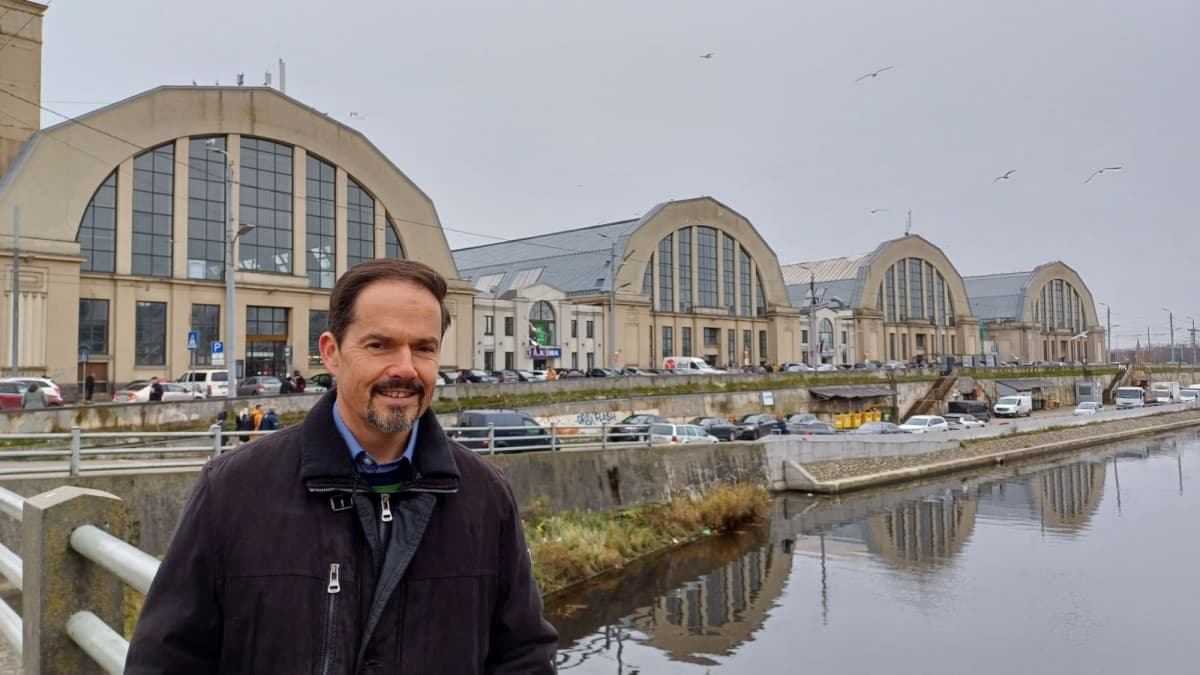 Magyarország lettországi nagykövete szembe fordult a magyar külügyi irányvonallal