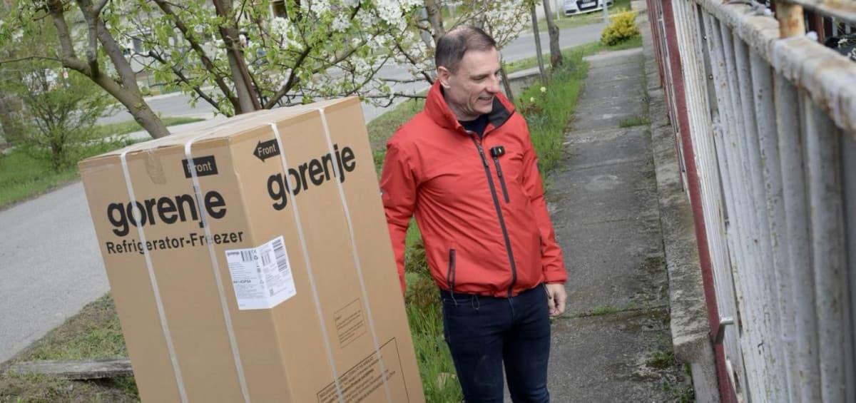 Nyolcvan hűtőt oszt szét Tuzson Bence