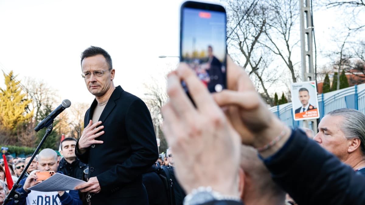 Megvan Szijjártó Péter, legalábbis lecserélte a borítóképét