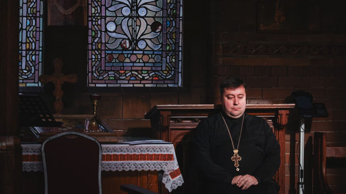 A pap, aki mindig hősöket temet