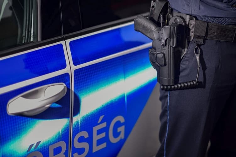 Újabb rendőr állt ki a hatalom ellen